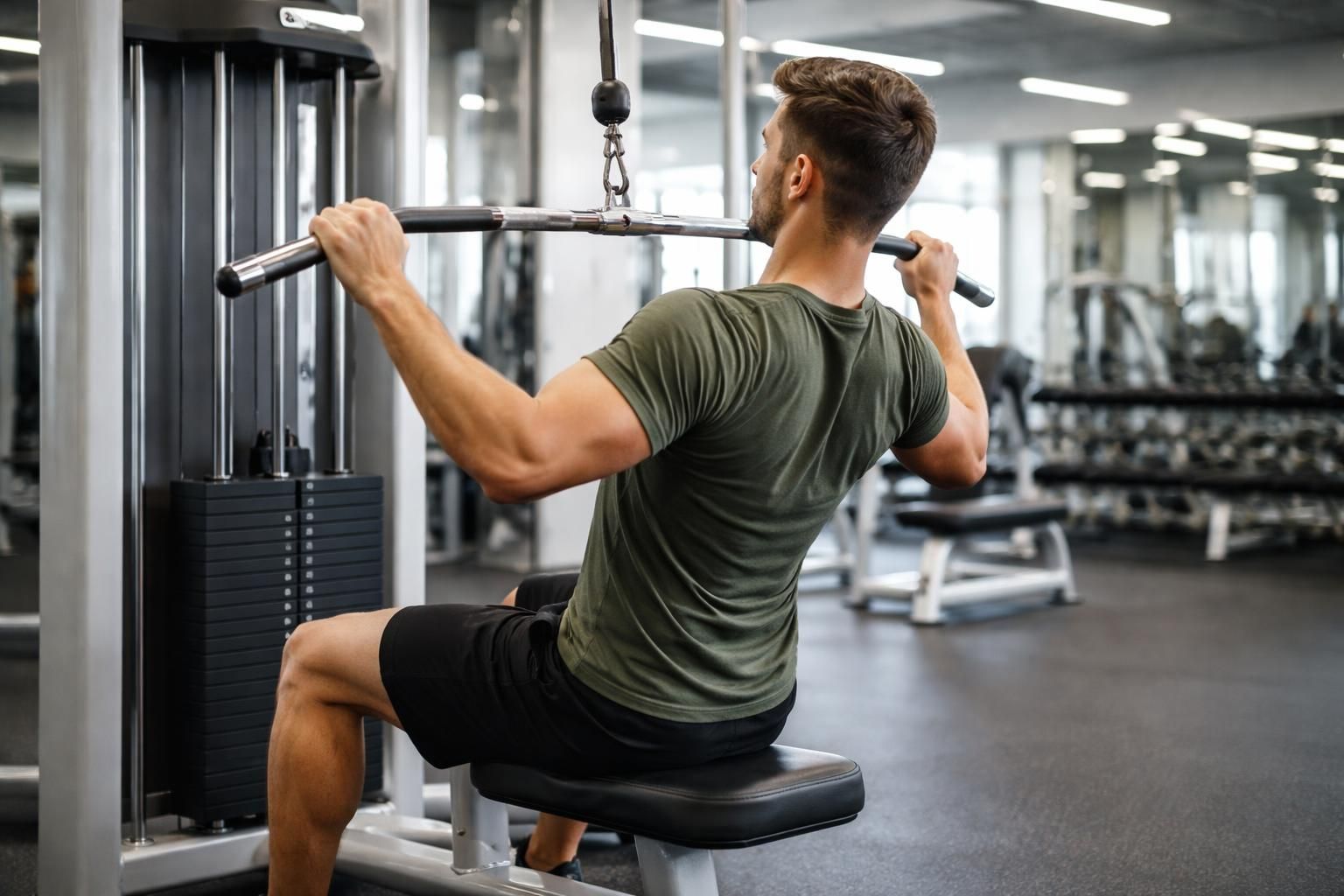 découvrez comment travailler efficacement le dos à la poulie haute avec ce guide complet pour débutants, incluant des conseils pratiques et des exercices adaptés.