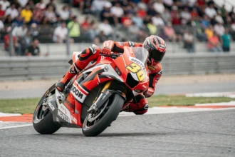 Moto GP en pleine course prenant un virage à grande vitesse sur circuit professionnel